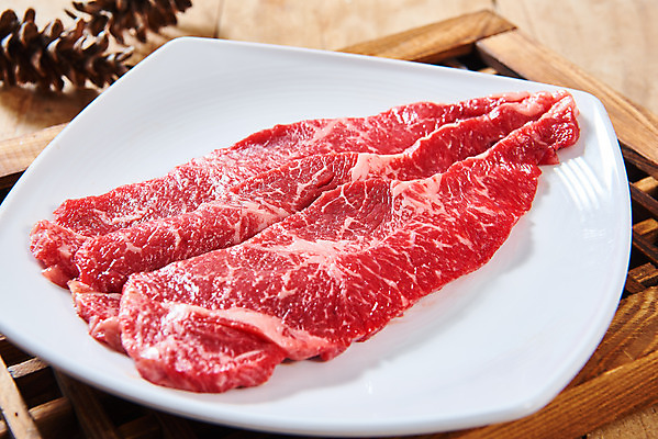 포토 JPG 스튜디오촬영 접시 실내 생고기 육류 근접촬영 사람없음 소고기 신선 오브젝트 솔방울 마블링 전통용품 채끝살 나무배경 국내포토 식기 뷰포인트 백그라운드 식재료 내부 파일형식