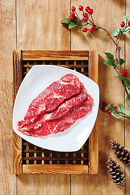 포토 JPG 스튜디오촬영 접시 열매 실내 생고기 육류 사람없음 하이앵글 소고기 신선 오브젝트 솔방울 마블링 전통용품 채끝살 플랫레이 나무배경 국내포토 식물 식기 뷰포인트 백그라운드 식재료 내부 플랫 파일형식