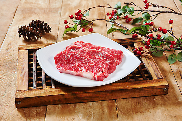 포토 JPG 스튜디오촬영 접시 열매 실내 생고기 육류 사람없음 소고기 신선 오브젝트 솔방울 등심 마블링 전통용품 나무배경 국내포토 식물 식기 백그라운드 식재료 내부 파일형식