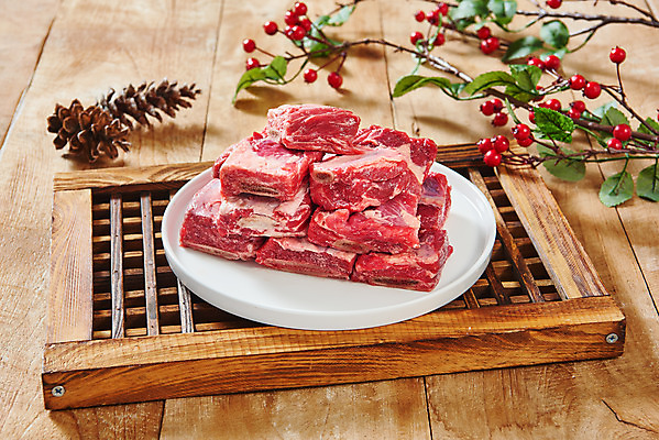 포토 JPG 스튜디오촬영 접시 열매 실내 생고기 육류 사람없음 소고기 신선 오브젝트 솔방울 마블링 소갈비 전통용품 나무배경 국내포토 식물 식기 백그라운드 식재료 내부 파일형식