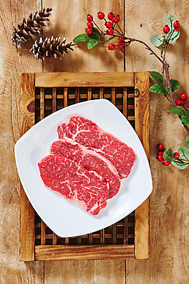 포토 JPG 스튜디오촬영 접시 열매 실내 생고기 육류 사람없음 하이앵글 소고기 신선 오브젝트 솔방울 등심 마블링 전통용품 플랫레이 나무배경 국내포토 식물 식기 뷰포인트 백그라운드 식재료 내부 플랫 파일형식