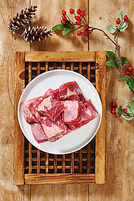 포토 JPG 스튜디오촬영 접시 열매 실내 생고기 육류 사람없음 하이앵글 소고기 신선 오브젝트 솔방울 마블링 소갈비 전통용품 플랫레이 나무배경 국내포토 식물 식기 뷰포인트 백그라운드 식재료 내부 플랫 파일형식