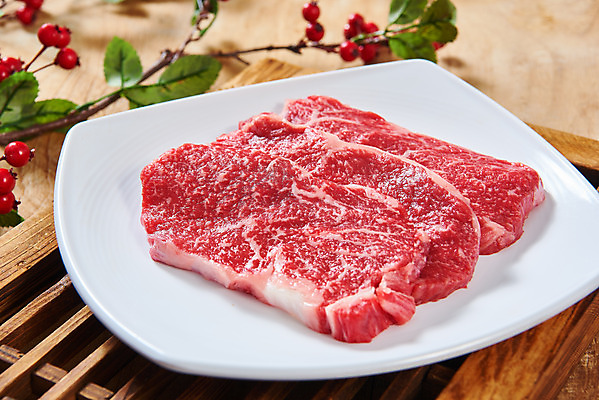 포토 JPG 스튜디오촬영 접시 열매 실내 생고기 육류 근접촬영 사람없음 소고기 신선 오브젝트 등심 마블링 전통용품 나무배경 국내포토 식물 식기 뷰포인트 백그라운드 식재료 내부 파일형식