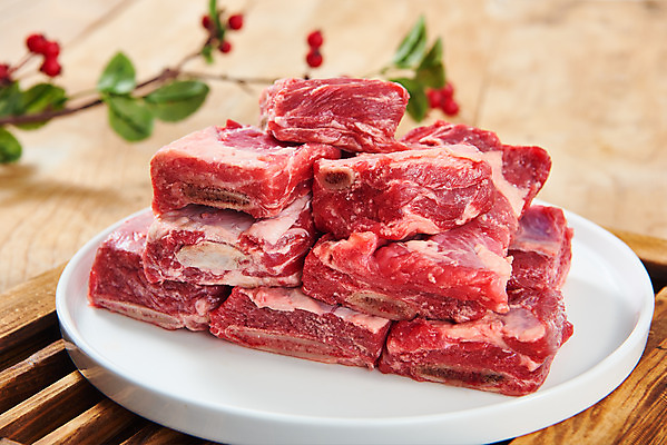 포토 JPG 스튜디오촬영 접시 열매 실내 생고기 육류 근접촬영 사람없음 소고기 신선 오브젝트 마블링 소갈비 전통용품 나무배경 국내포토 식물 식기 뷰포인트 백그라운드 식재료 내부 파일형식