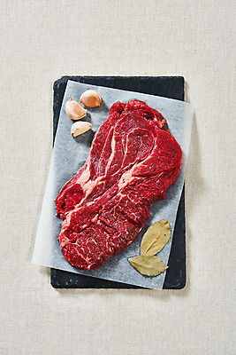 포토 JPG 스튜디오촬영 실내 마늘 생고기 육류 사람없음 하이앵글 소고기 신선 오브젝트 흰배경 등심 마블링 월계수 플랫레이 국내포토 뷰포인트 백그라운드 채소 식재료 내부 흰색 플랫 파일형식