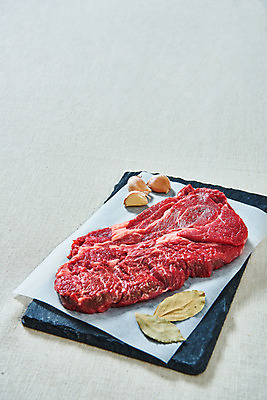 포토 JPG 스튜디오촬영 실내 마늘 생고기 육류 사람없음 소고기 신선 오브젝트 흰배경 등심 마블링 월계수 국내포토 백그라운드 채소 식재료 내부 흰색 파일형식