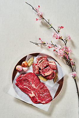 포토 JPG 스튜디오촬영 양파 실내 생고기 육류 사람없음 하이앵글 소고기 신선 오브젝트 흰배경 꽃가지 나무그릇 등심 마블링 소갈비 월계수 플랫레이 국내포토 그릇 꽃 뷰포인트 백그라운드 채소 식재료 내부 목재 흰색 나뭇가지 플랫 파일형식