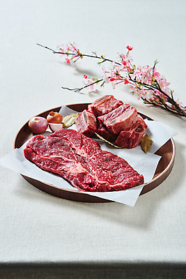 포토 JPG 스튜디오촬영 양파 실내 생고기 육류 사람없음 소고기 신선 오브젝트 흰배경 꽃가지 나무그릇 등심 마블링 소갈비 월계수 국내포토 그릇 꽃 백그라운드 채소 식재료 내부 목재 흰색 나뭇가지 파일형식