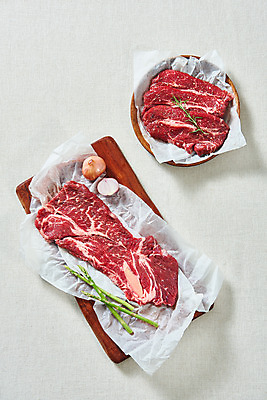 포토 JPG 스튜디오촬영 양파 실내 생고기 육류 사람없음 하이앵글 소고기 신선 오브젝트 흰배경 아스파라거스 나무그릇 나무도마 등심 마블링 부채살 플랫레이 국내포토 그릇 뷰포인트 백그라운드 채소 식재료 도마 내부 목재 흰색 플랫 파일형식