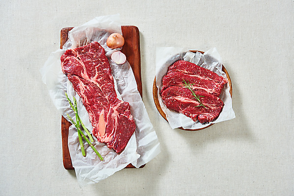 포토 JPG 스튜디오촬영 양파 실내 생고기 육류 사람없음 하이앵글 소고기 신선 오브젝트 흰배경 아스파라거스 나무그릇 나무도마 등심 마블링 부채살 플랫레이 국내포토 그릇 뷰포인트 백그라운드 채소 식재료 도마 내부 목재 흰색 플랫 파일형식