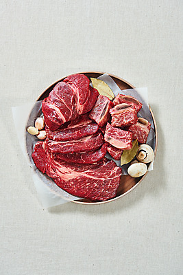 포토 JPG 스튜디오촬영 실내 마늘 생고기 육류 사람없음 하이앵글 버섯 소고기 신선 오브젝트 흰배경 나무그릇 등심 마블링 부채살 소갈비 국거리 플랫레이 양지 국내포토 그릇 뷰포인트 백그라운드 채소 식재료 내부 목재 흰색 플랫 파일형식