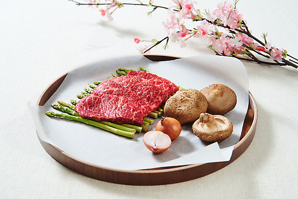 포토 JPG 스튜디오촬영 양파 실내 생고기 육류 사람없음 버섯 소고기 신선 오브젝트 흰배경 아스파라거스 꽃가지 나무그릇 마블링 살치살 국내포토 그릇 꽃 백그라운드 채소 식재료 내부 목재 흰색 나뭇가지 파일형식