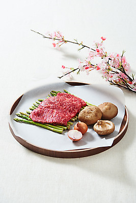 포토 JPG 스튜디오촬영 양파 실내 생고기 육류 사람없음 버섯 소고기 신선 오브젝트 흰배경 아스파라거스 꽃가지 나무그릇 마블링 살치살 국내포토 그릇 꽃 백그라운드 채소 식재료 내부 목재 흰색 나뭇가지 파일형식