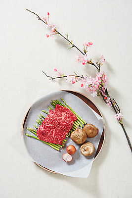 포토 JPG 스튜디오촬영 양파 실내 생고기 육류 사람없음 하이앵글 버섯 소고기 신선 오브젝트 흰배경 아스파라거스 꽃가지 나무그릇 마블링 살치살 플랫레이 국내포토 그릇 꽃 뷰포인트 백그라운드 채소 식재료 내부 목재 흰색 나뭇가지 플랫 파일형식