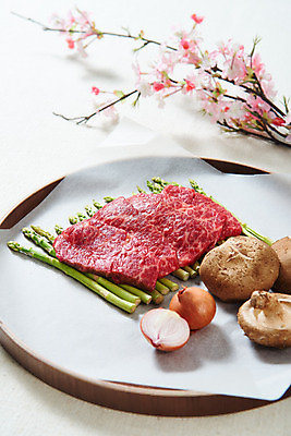 포토 JPG 스튜디오촬영 양파 실내 생고기 육류 사람없음 버섯 소고기 신선 오브젝트 흰배경 아스파라거스 꽃가지 나무그릇 마블링 살치살 국내포토 그릇 꽃 백그라운드 채소 식재료 내부 목재 흰색 나뭇가지 파일형식