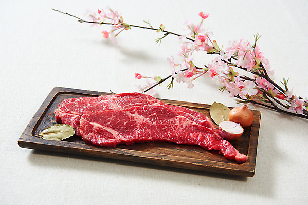 포토 JPG 스튜디오촬영 양파 실내 생고기 육류 사람없음 소고기 신선 오브젝트 흰배경 꽃가지 나무그릇 마블링 월계수 채끝살 국내포토 그릇 꽃 백그라운드 채소 식재료 내부 목재 흰색 나뭇가지 파일형식