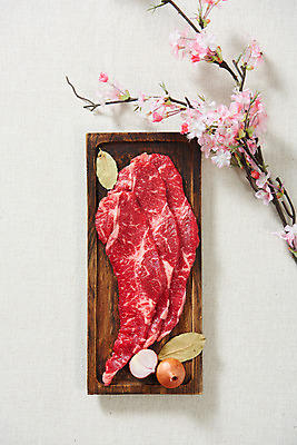 포토 JPG 스튜디오촬영 양파 실내 생고기 육류 사람없음 하이앵글 소고기 신선 오브젝트 흰배경 꽃가지 나무그릇 마블링 월계수 채끝살 플랫레이 국내포토 그릇 꽃 뷰포인트 백그라운드 채소 식재료 내부 목재 흰색 나뭇가지 플랫 파일형식