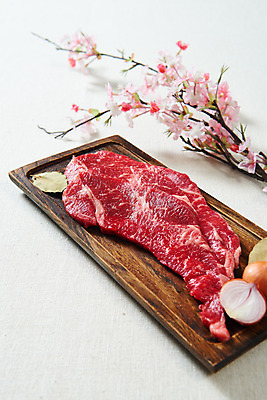 포토 JPG 스튜디오촬영 양파 실내 생고기 육류 사람없음 소고기 신선 오브젝트 흰배경 꽃가지 나무그릇 마블링 월계수 채끝살 국내포토 그릇 꽃 백그라운드 채소 식재료 내부 목재 흰색 나뭇가지 파일형식