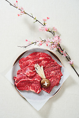 포토 JPG 스튜디오촬영 실내 생고기 육류 사람없음 하이앵글 버섯 소고기 신선 오브젝트 흰배경 꽃가지 나무그릇 등심 마블링 채끝살 살치살 플랫레이 국내포토 그릇 꽃 뷰포인트 백그라운드 식재료 내부 목재 흰색 나뭇가지 플랫 파일형식