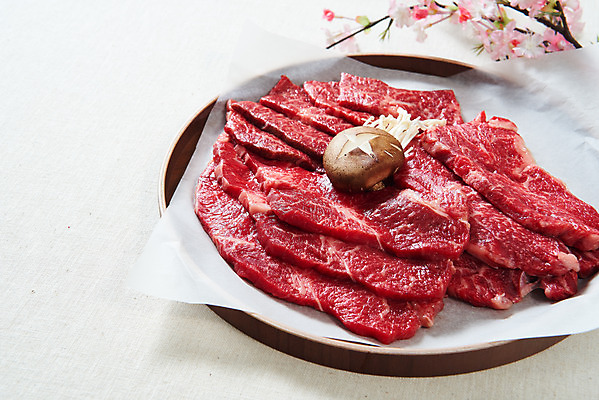 포토 JPG 스튜디오촬영 실내 생고기 육류 사람없음 버섯 소고기 신선 오브젝트 흰배경 꽃가지 나무그릇 등심 마블링 채끝살 살치살 국내포토 그릇 꽃 백그라운드 식재료 내부 목재 흰색 나뭇가지 파일형식