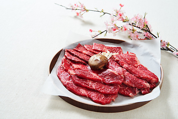 포토 JPG 스튜디오촬영 실내 생고기 육류 사람없음 버섯 소고기 신선 오브젝트 흰배경 꽃가지 나무그릇 등심 마블링 채끝살 살치살 국내포토 그릇 꽃 백그라운드 식재료 내부 목재 흰색 나뭇가지 파일형식