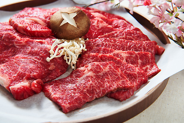 포토 JPG 스튜디오촬영 실내 생고기 육류 근접촬영 사람없음 버섯 소고기 신선 오브젝트 흰배경 꽃가지 나무그릇 등심 마블링 채끝살 살치살 국내포토 그릇 꽃 뷰포인트 백그라운드 식재료 내부 목재 흰색 나뭇가지 파일형식