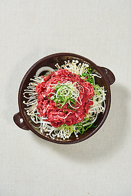 포토 JPG 스튜디오촬영 실내 생고기 육류 사람없음 하이앵글 버섯 소고기 신선 오브젝트 흰배경 마블링 소불고기 파채 플랫레이 국내포토 음식 뷰포인트 백그라운드 식재료 내부 흰색 플랫 불고기 파일형식