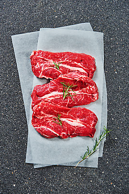 포토 JPG 스튜디오촬영 회색배경 실내 생고기 육류 사람없음 하이앵글 소고기 신선 오브젝트 마블링 부채살 플랫레이 국내포토 뷰포인트 백그라운드 식재료 내부 회색 플랫 파일형식