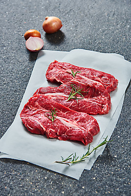 포토 JPG 스튜디오촬영 회색배경 양파 실내 생고기 육류 사람없음 소고기 신선 오브젝트 마블링 부채살 국내포토 백그라운드 채소 식재료 내부 회색 파일형식