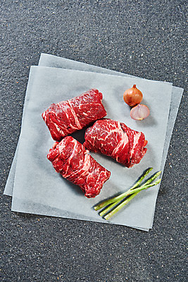 포토 JPG 스튜디오촬영 회색배경 양파 실내 생고기 육류 사람없음 하이앵글 소고기 신선 오브젝트 아스파라거스 등심 마블링 플랫레이 국내포토 뷰포인트 백그라운드 채소 식재료 내부 회색 플랫 파일형식