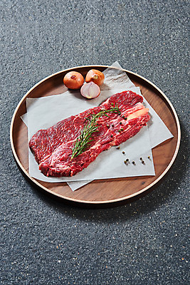 포토 JPG 스튜디오촬영 회색배경 양파 실내 생고기 육류 사람없음 소고기 신선 오브젝트 나무그릇 등심 마블링 국내포토 그릇 백그라운드 채소 식재료 내부 목재 회색 파일형식