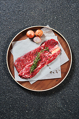 포토 JPG 스튜디오촬영 회색배경 양파 실내 생고기 육류 사람없음 하이앵글 소고기 신선 오브젝트 나무그릇 등심 마블링 플랫레이 국내포토 그릇 뷰포인트 백그라운드 채소 식재료 내부 목재 회색 플랫 파일형식