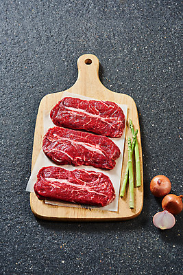 포토 JPG 스튜디오촬영 회색배경 양파 실내 생고기 육류 사람없음 소고기 신선 오브젝트 아스파라거스 나무도마 마블링 부채살 국내포토 백그라운드 채소 식재료 도마 내부 목재 회색 파일형식