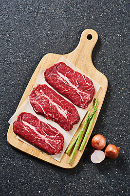 포토 JPG 스튜디오촬영 회색배경 양파 실내 생고기 육류 사람없음 하이앵글 소고기 신선 오브젝트 아스파라거스 나무도마 마블링 부채살 플랫레이 국내포토 뷰포인트 백그라운드 채소 식재료 도마 내부 목재 회색 플랫 파일형식