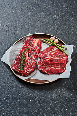 포토 JPG 스튜디오촬영 회색배경 실내 마늘 생고기 육류 사람없음 소고기 신선 오브젝트 아스파라거스 로즈메리 나무그릇 등심 마블링 부채살 통후추 국내포토 그릇 백그라운드 채소 식재료 내부 목재 회색 허브 후추 파일형식