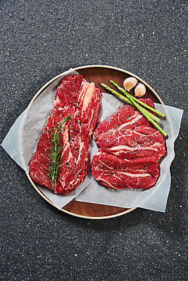 포토 JPG 스튜디오촬영 회색배경 실내 마늘 생고기 육류 사람없음 하이앵글 소고기 신선 오브젝트 아스파라거스 로즈메리 나무그릇 등심 마블링 부채살 통후추 플랫레이 국내포토 그릇 뷰포인트 백그라운드 채소 식재료 내부 목재 회색 플랫 허브 후추 파일형식