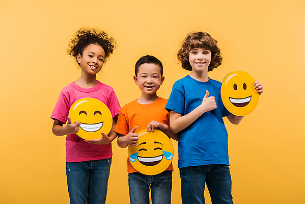포토 JPG 스튜디오촬영 서양인 외국인 백인 학생 배너 여자 남자 문화 어린이 흑인 실내 표정 서기 미소 들기 동양인 인종 소녀 소년 상반신 앞모습 10대 세명 친구 컬러풀 글로벌 즐거움 다문화 지구촌 이모티콘 노란배경 어린이만 국내포토 감정 뷰포인트 컬러 백그라운드 관계 모션 청소년 사람 내부 노란색 사회이슈 파일형식