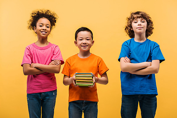 포토 JPG 스튜디오촬영 서양인 외국인 백인 학생 여자 남자 문화 어린이 흑인 실내 서기 들기 동양인 인종 소녀 소년 상반신 앞모습 10대 책 세명 친구 컬러풀 글로벌 독서 팔짱 즐거움 다문화 지구촌 노란배경 어린이만 국내포토 감정 뷰포인트 컬러 백그라운드 관계 모션 청소년 사람 내부 노란색 사회이슈 파일형식