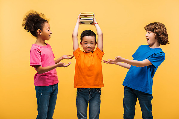 포토 JPG 스튜디오촬영 서양인 외국인 백인 학생 여자 남자 문화 어린이 흑인 실내 서기 들기 동양인 인종 소녀 소년 상반신 앞모습 옆모습 10대 책 세명 친구 컬러풀 글로벌 독서 놀람 즐거움 다문화 지구촌 노란배경 어린이만 국내포토 감정 뷰포인트 컬러 백그라운드 관계 모션 청소년 표정 사람 내부 노란색 사회이슈 파일형식