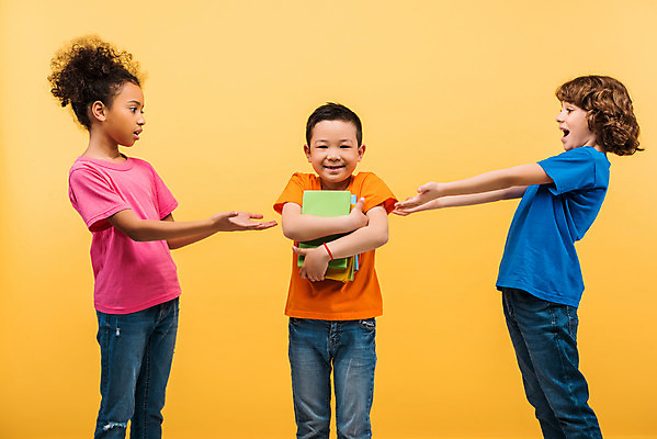 포토 JPG 스튜디오촬영 서양인 외국인 백인 학생 여자 남자 문화 어린이 흑인 실내 서기 동양인 인종 소녀 소년 상반신 앞모습 옆모습 10대 책 세명 친구 컬러풀 글로벌 독서 즐거움 다문화 지구촌 노란배경 어린이만 국내포토 감정 뷰포인트 컬러 백그라운드 관계 모션 청소년 사람 내부 노란색 사회이슈 파일형식
