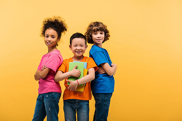 포토 JPG 스튜디오촬영 서양인 외국인 백인 학생 여자 남자 문화 어린이 흑인 실내 서기 미소 들기 동양인 인종 소녀 소년 상반신 앞모습 옆모습 10대 책 세명 친구 컬러풀 글로벌 독서 팔짱 즐거움 다문화 지구촌 노란배경 어린이만 국내포토 감정 뷰포인트 컬러 백그라운드 관계 모션 청소년 표정 사람 내부 노란색 사회이슈 파일형식