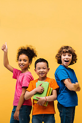 포토 JPG 스튜디오촬영 서양인 외국인 백인 학생 여자 남자 문화 어린이 흑인 실내 서기 미소 들기 동양인 인종 소녀 소년 상반신 앞모습 옆모습 10대 책 세명 친구 컬러풀 글로벌 독서 팔짱 최고 즐거움 다문화 지구촌 노란배경 어린이만 국내포토 감정 뷰포인트 컬러 백그라운드 관계 모션 청소년 표정 사람 내부 노란색 사회이슈 파일형식