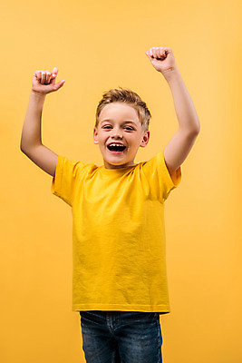 포토 JPG 스튜디오촬영 서양인 백인 학생 남자 문화 어린이 실내 한명 서기 미소 인종 소년 상반신 앞모습 친구 컬러풀 글로벌 손들기 즐거움 다문화 지구촌 노란배경 소년한명만 국내포토 외국인 1 감정 뷰포인트 컬러 백그라운드 관계 모션 표정 사람 내부 노란색 사회이슈 남자한명만 소년만 파일형식