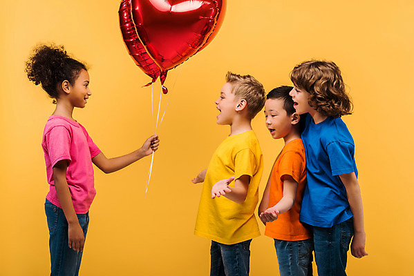 포토 JPG 스튜디오촬영 서양인 외국인 백인 학생 여자 남자 문화 어린이 흑인 실내 서기 들기 동양인 인종 소녀 소년 여러명 상반신 옆모습 10대 친구 컬러풀 글로벌 파티 축하 즐거움 다문화 지구촌 하트풍선 노란배경 국내포토 감정 뷰포인트 컬러 다수 백그라운드 컨셉 관계 모션 청소년 사람 이벤트 내부 노란색 하트 사회이슈 풍선 파일형식