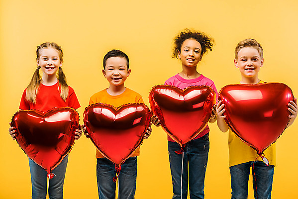 포토 JPG 스튜디오촬영 서양인 외국인 백인 학생 여자 남자 문화 어린이 흑인 실내 서기 미소 들기 동양인 인종 소녀 소년 여러명 상반신 앞모습 10대 친구 컬러풀 글로벌 파티 축하 즐거움 다문화 지구촌 하트풍선 노란배경 국내포토 감정 뷰포인트 컬러 다수 백그라운드 컨셉 관계 모션 청소년 표정 사람 이벤트 내부 노란색 하트 사회이슈 풍선 파일형식