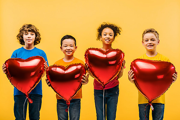 포토 JPG 스튜디오촬영 서양인 외국인 백인 학생 여자 남자 문화 어린이 흑인 실내 서기 미소 들기 동양인 인종 소녀 소년 여러명 상반신 앞모습 10대 친구 컬러풀 글로벌 파티 축하 즐거움 다문화 지구촌 하트풍선 풍선 노란배경 국내포토 감정 뷰포인트 컬러 다수 백그라운드 컨셉 관계 모션 청소년 표정 사람 이벤트 내부 노란색 하트 사회이슈 파일형식