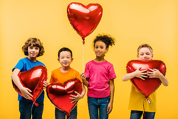포토 JPG 스튜디오촬영 서양인 외국인 백인 학생 여자 남자 문화 어린이 흑인 실내 서기 미소 들기 동양인 인종 소녀 소년 여러명 상반신 앞모습 10대 친구 컬러풀 글로벌 파티 축하 즐거움 다문화 지구촌 하트풍선 풍선 노란배경 국내포토 감정 뷰포인트 컬러 다수 백그라운드 컨셉 관계 모션 청소년 표정 사람 이벤트 내부 노란색 하트 사회이슈 파일형식
