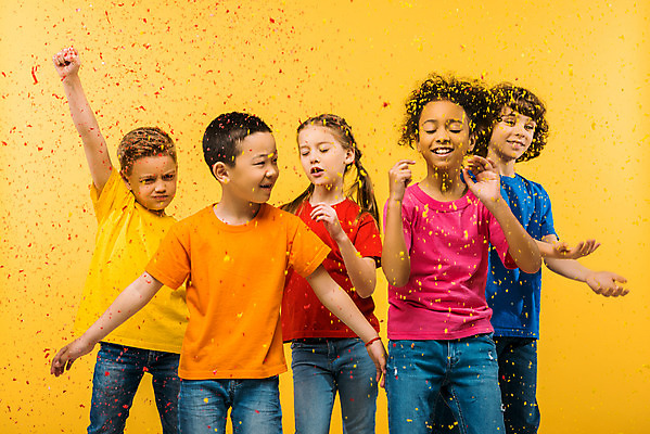 포토 JPG 스튜디오촬영 서양인 외국인 백인 학생 여자 남자 문화 어린이 흑인 실내 서기 동양인 인종 소녀 소년 여러명 상반신 앞모습 10대 친구 컬러풀 글로벌 파티 손들기 축하 가루 즐거움 다문화 꽃가루 지구촌 노란배경 국내포토 감정 뷰포인트 컬러 다수 백그라운드 컨셉 관계 모션 청소년 사람 이벤트 내부 노란색 사회이슈 파일형식