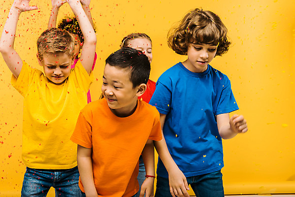 포토 JPG 스튜디오촬영 서양인 외국인 백인 학생 여자 남자 문화 어린이 흑인 실내 서기 동양인 인종 소녀 소년 여러명 상반신 앞모습 10대 친구 컬러풀 글로벌 파티 축하 가루 즐거움 다문화 꽃가루 지구촌 노란배경 국내포토 감정 뷰포인트 컬러 다수 백그라운드 컨셉 관계 모션 청소년 사람 이벤트 내부 노란색 사회이슈 파일형식