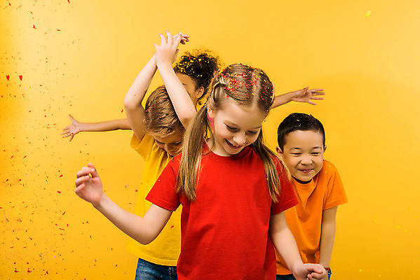 포토 JPG 스튜디오촬영 서양인 외국인 백인 학생 여자 남자 문화 어린이 흑인 실내 서기 동양인 인종 소녀 소년 여러명 상반신 앞모습 10대 친구 컬러풀 글로벌 파티 축하 가루 즐거움 다문화 꽃가루 지구촌 노란배경 국내포토 감정 뷰포인트 컬러 다수 백그라운드 컨셉 관계 모션 청소년 사람 이벤트 내부 노란색 사회이슈 파일형식